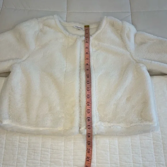 Elegant White Crop Faux Fur Calvin Klein Size Large - Picture 10 of 14